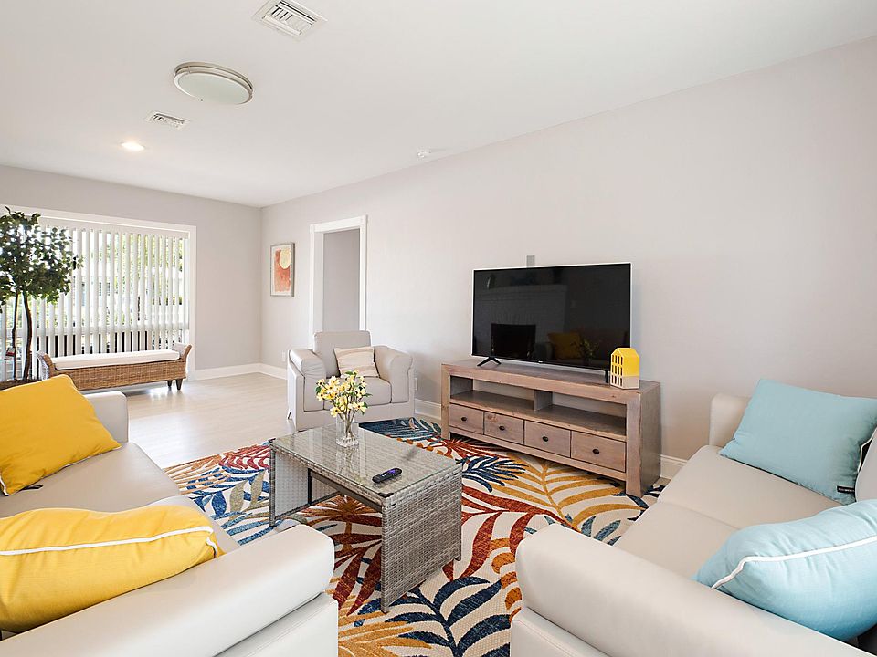 Fresh living room entry with lots of light. Newly painted. Extremely clean and ready to enjoy your tropical home.