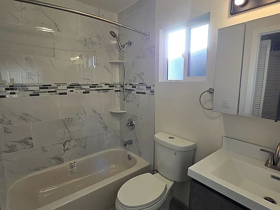4th image of 712 W Slauson Ave #2