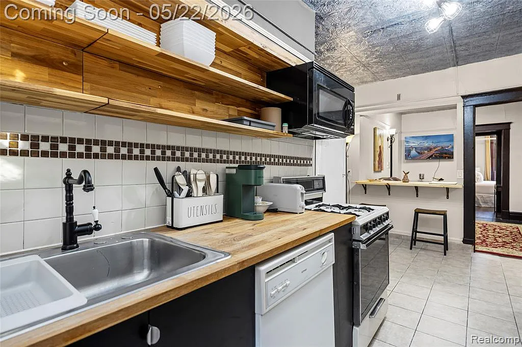 2 bed, 1.0 bath, 789 sqft, $2,450 — Photo 1