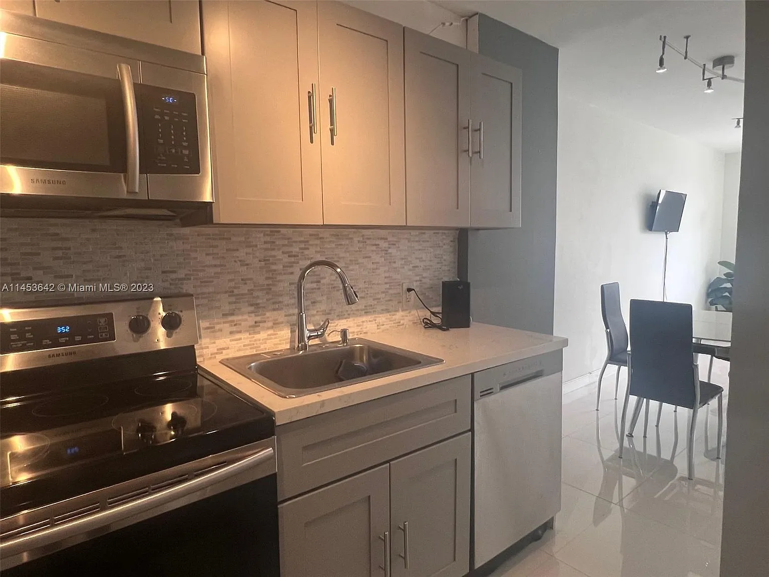The Decoplage Condo — Photo 2