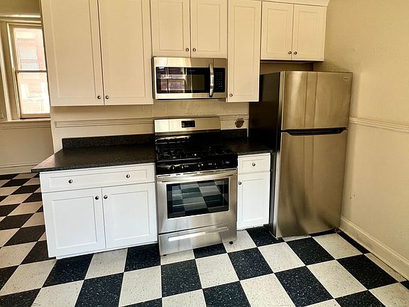 2nd image of 1028 W Franklin St APT 1