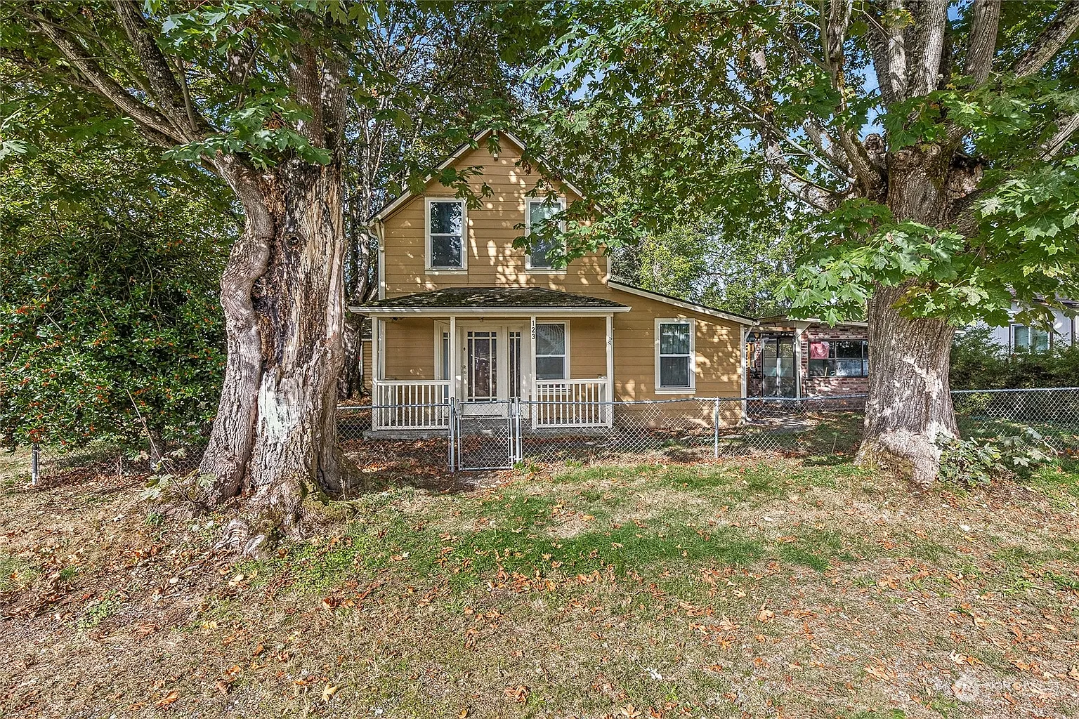 123 James Street S photo 1