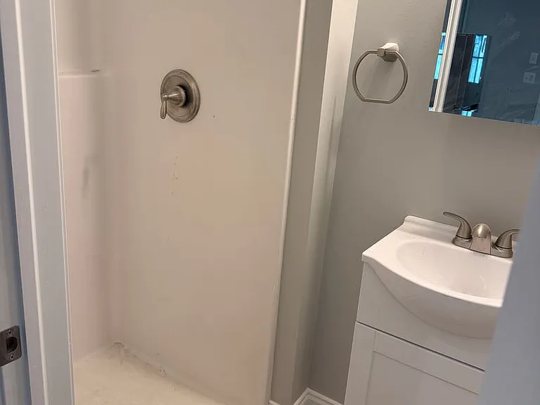 31 Marble Ave — Photo 8
