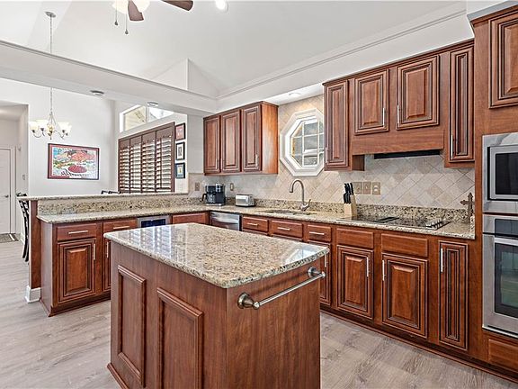 5th image of 7121 Meadowbrook Dr