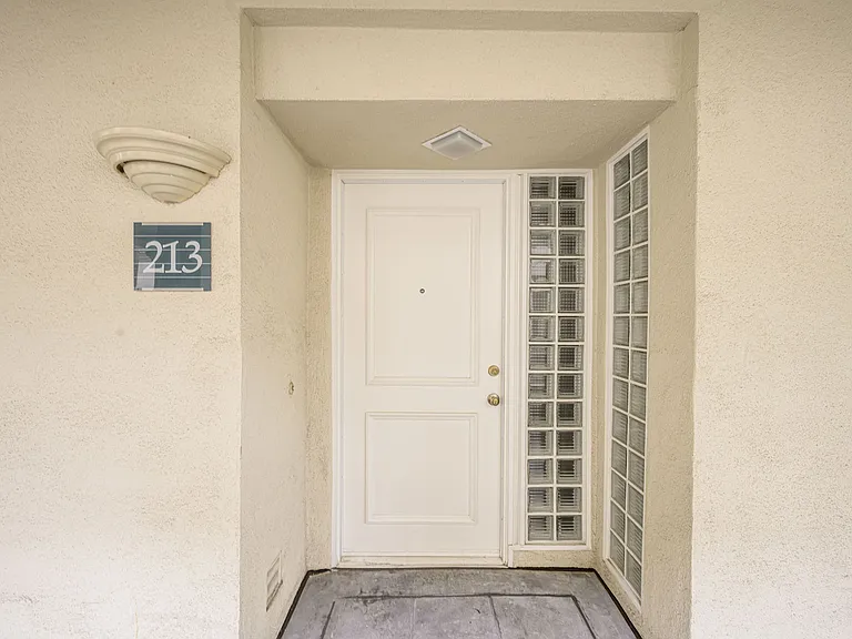 2233 Martin #213 — Photo 2