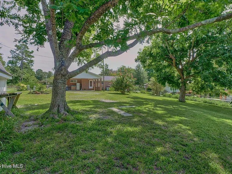 665 Hughes Rd — Photo 29