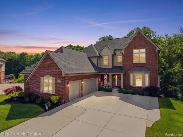 583 Birchcrest Ct, Oakland, MI 48363