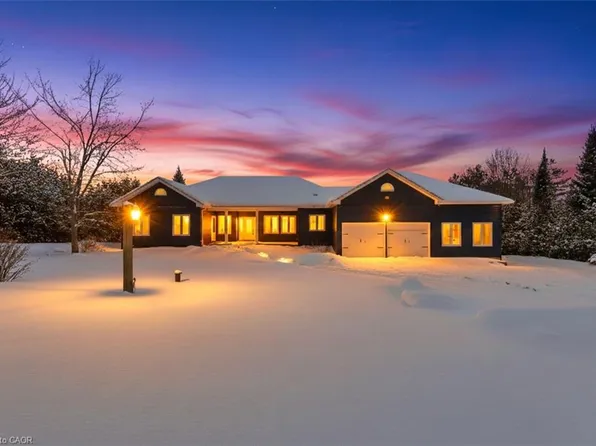 2667 Mary Nichols Rd, Selwyn, ON K0L 2H0