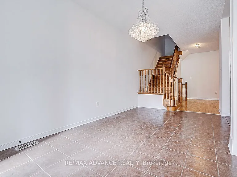 137 Laramie Cres — Photo 12