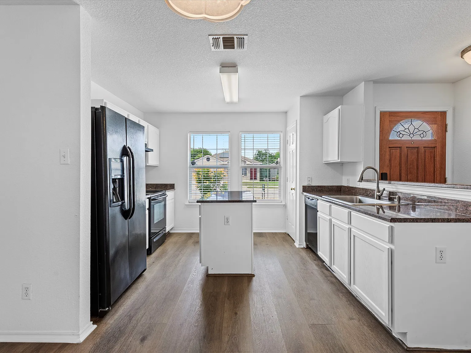 3 bed, 1135 sqft, $1,450 — Photo 3