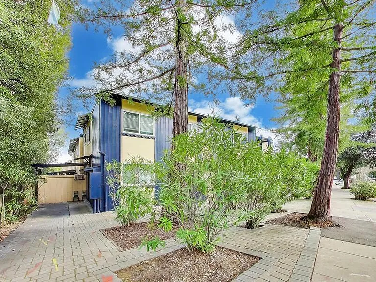 698 N Santa Cruz Avenue — Photo 2