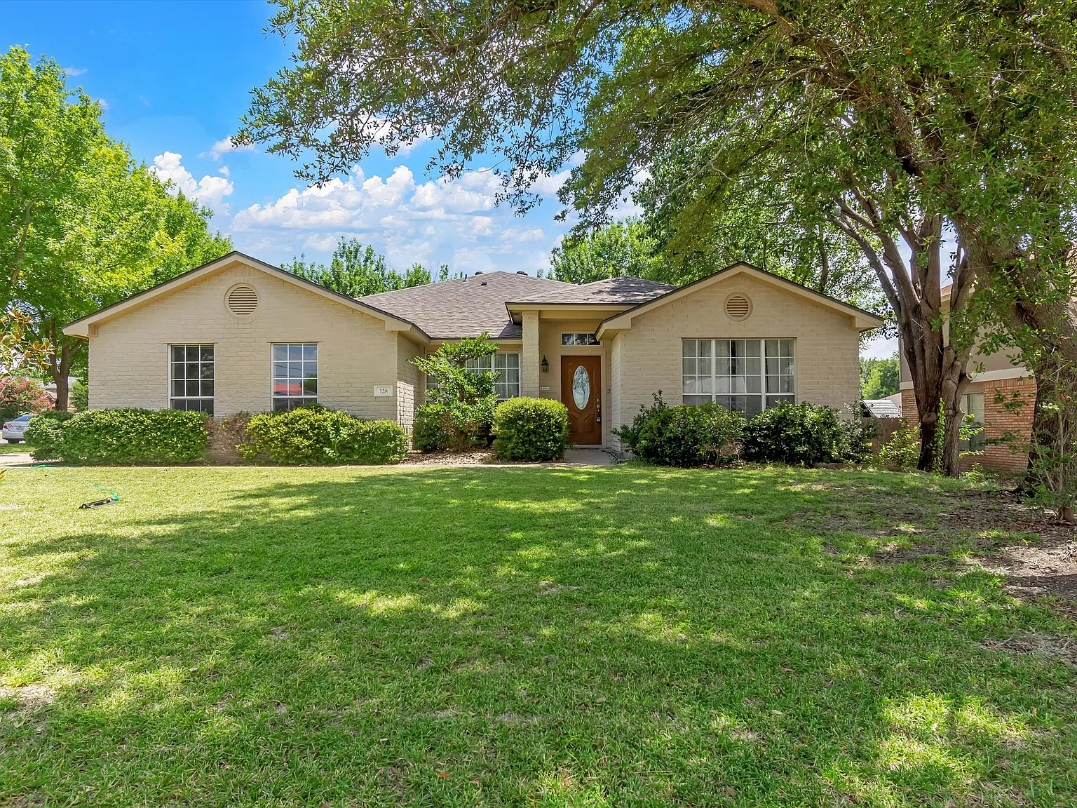 4 bed, 2281 sqft, $2,000 — Photo 3