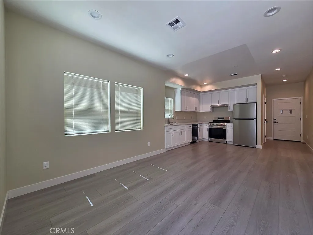 4 bed, 3.0 bath, 1689 sqft, $3,500 — Photo 3