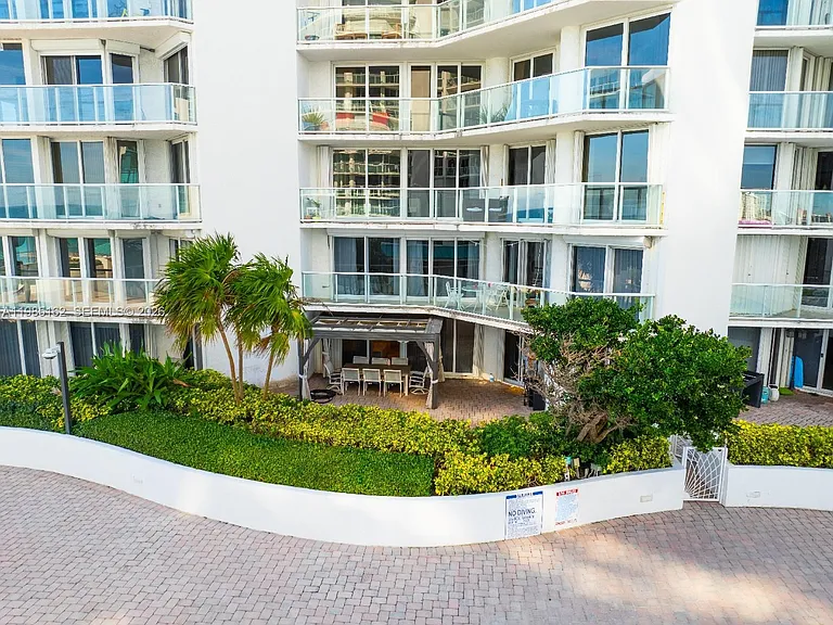 16445 Collins Ave #425 — Photo 31