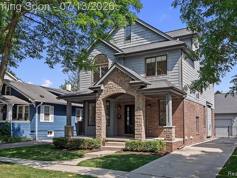 1049 Chapin Ave — Photo 1