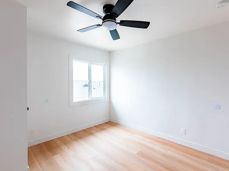 780 E Walton St #B — Photo 13