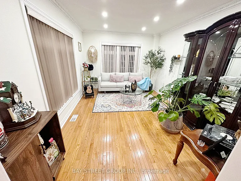 384 Spruce Grove Cres — Photo 8