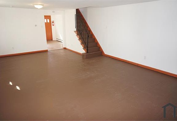 5th image of 250 E Chestnut St