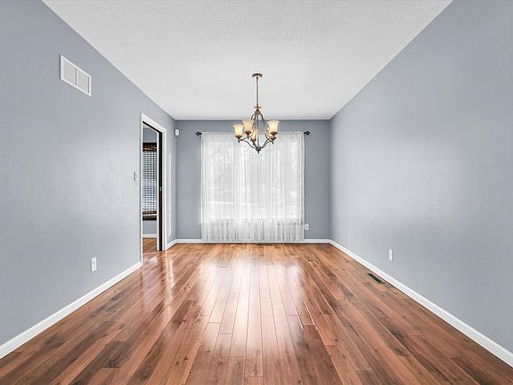 5th image of 4 Genevieve Ln