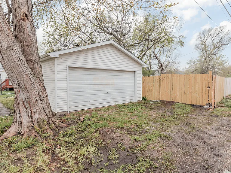 446 E St — Photo 28
