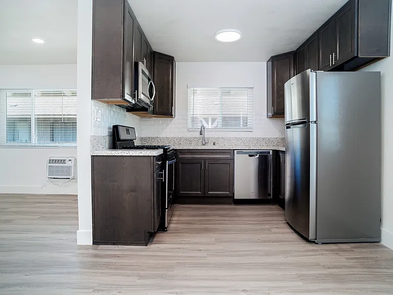 Winnetka Gardens Apartments — Photo 9
