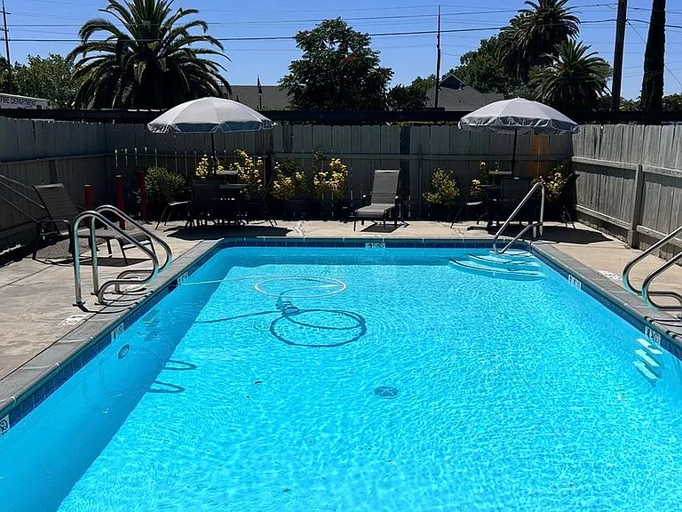 610 E Pine St — Photo 2