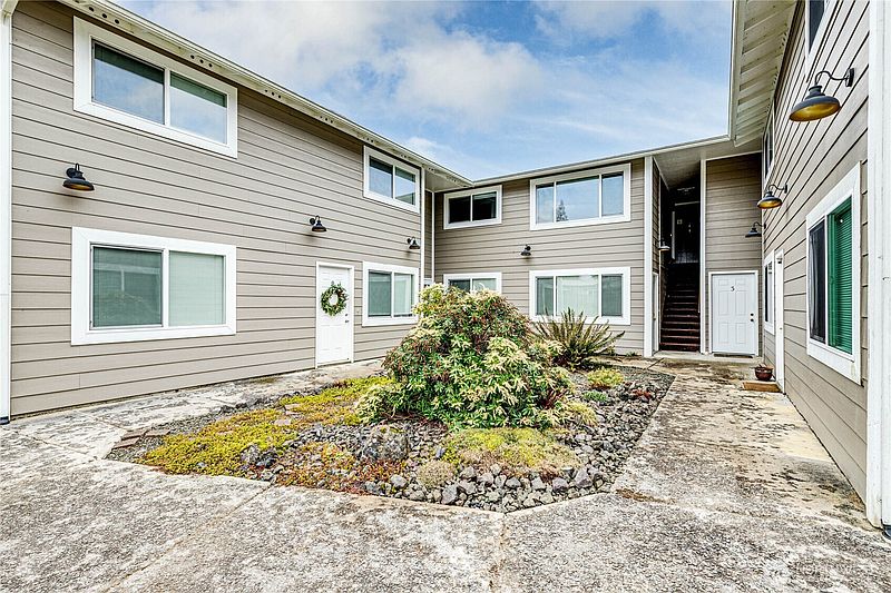 5th image of 97 S Elderberry Avenue