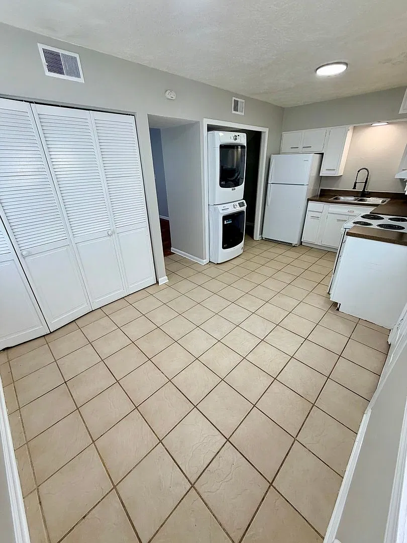 Newly Renovated Spacious 2 Bed 1 Bath in Amazing Location — Photo 2