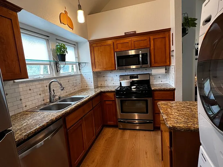 121 Blaine St #B — Photo 2