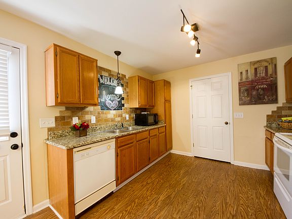 Bright and Spacious Kitchen