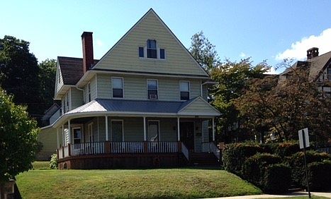 2nd image of 611 W 1st St