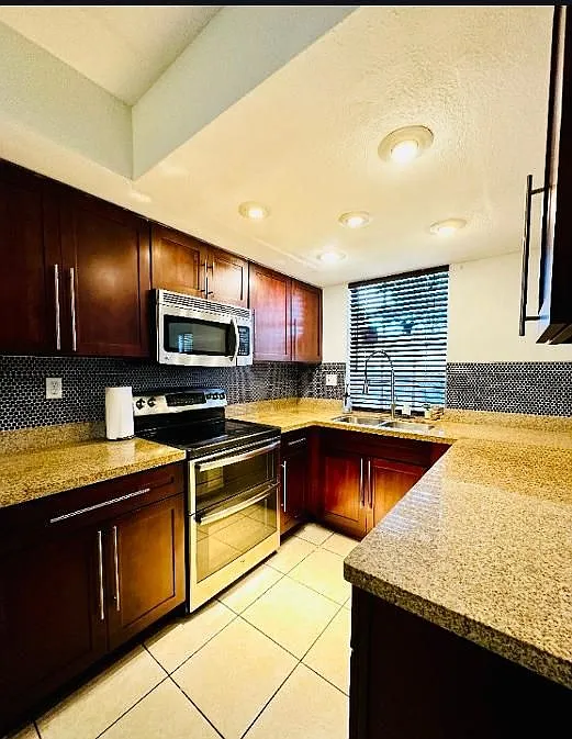 3 bed, 2.0 bath, 1410 sqft, $2,500 — Photo 2