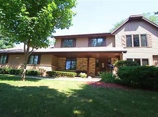 9038 W Whitaker Ave, Greenfield, WI 53228