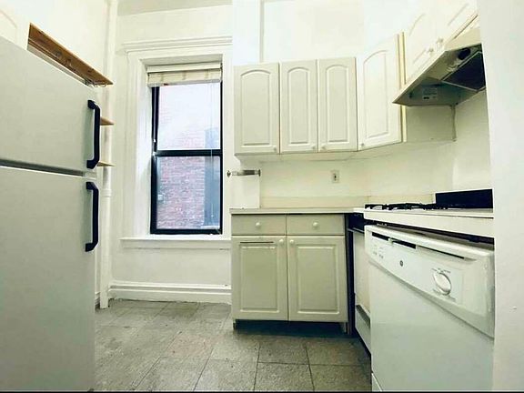 3rd image of 564 Amsterdam Ave APT 4A