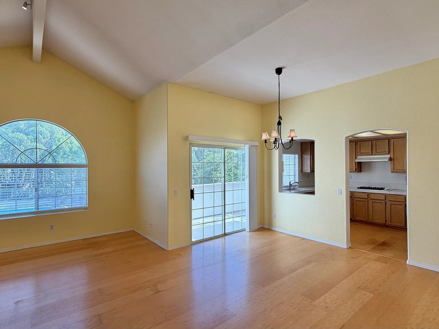 2 bed, 1001 sqft, $2,648 — Photo 3