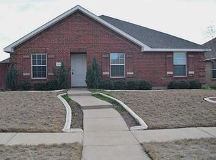 303 Honeysuckle Ct, Red Oak, TX 75154