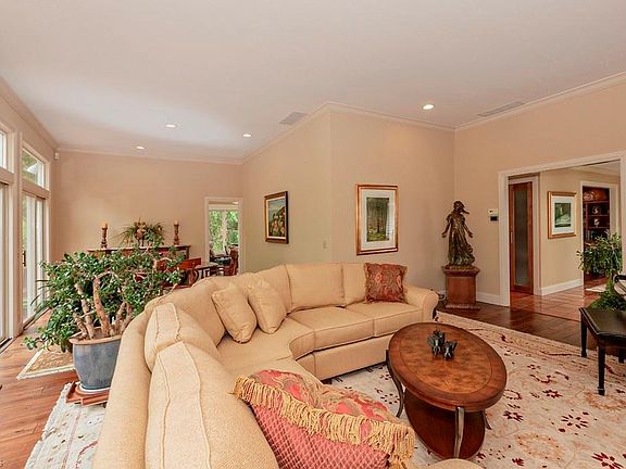 5th image of 295 Bonnie Ln
