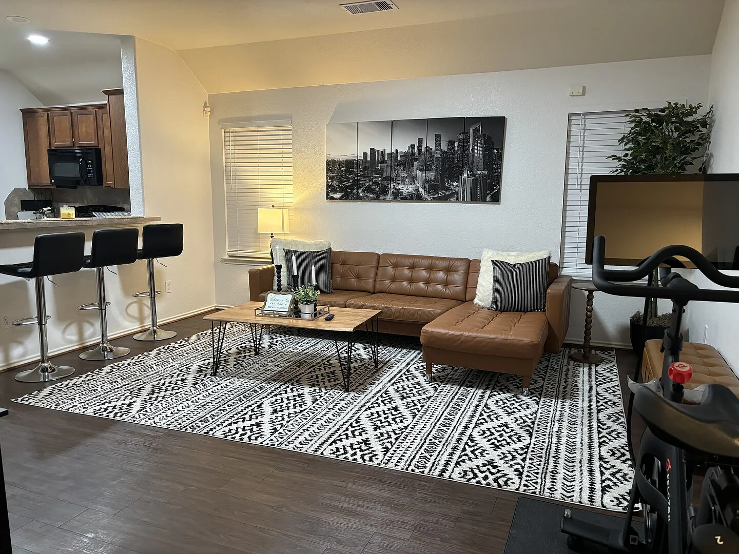 Quiet, Comfortable Home in A Safe Neighborhood — Photo 1