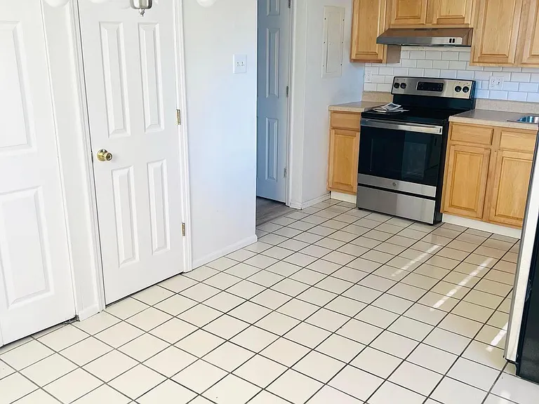 918 N Benton Ave — Photo 5