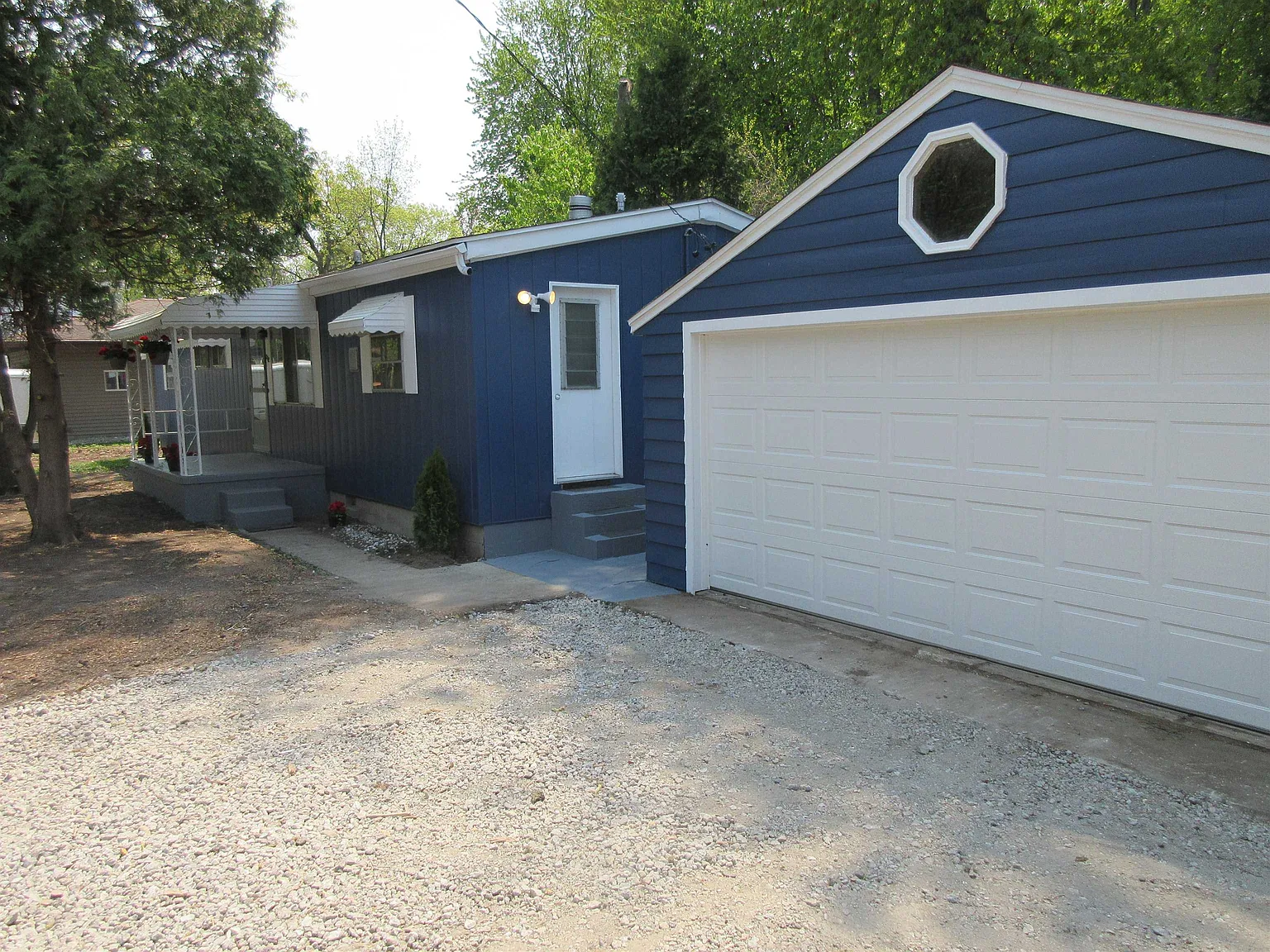 272 Oakdale Dr photo 1