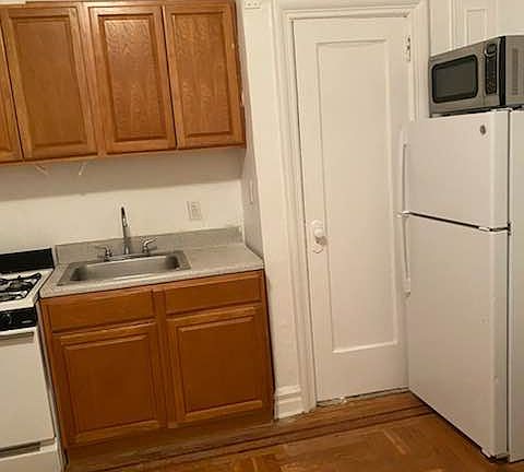 2nd image of 864 60th St APT C4