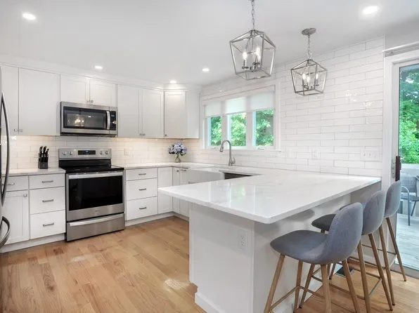 560 Bedford St APT A2, Abington, MA 02351
