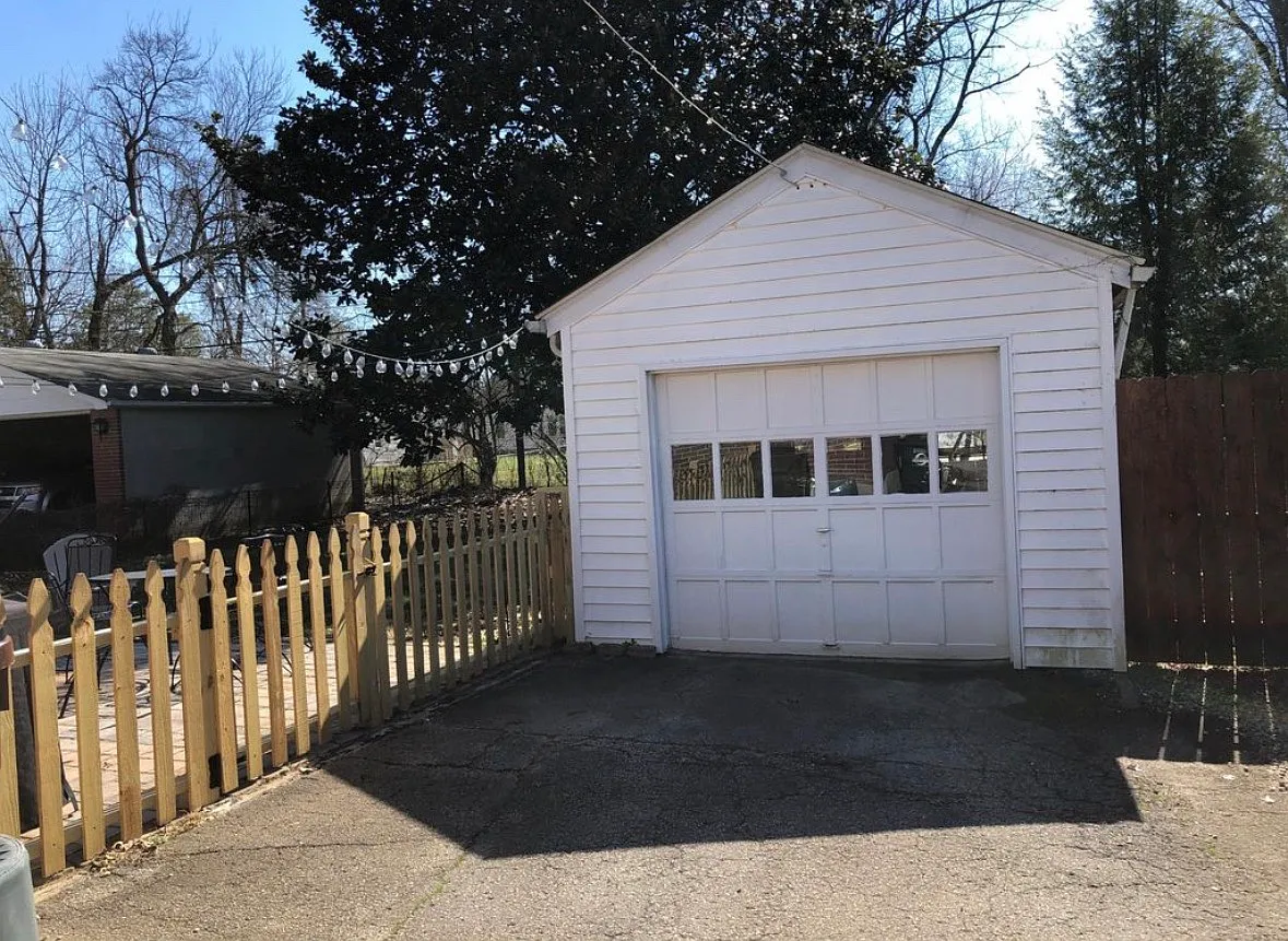 2 bed, 1079 sqft, $2,200 — Photo 2