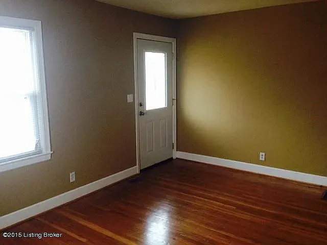2107 Fort St — Photo 3