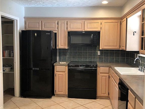 5th image of 406 Woods Ln