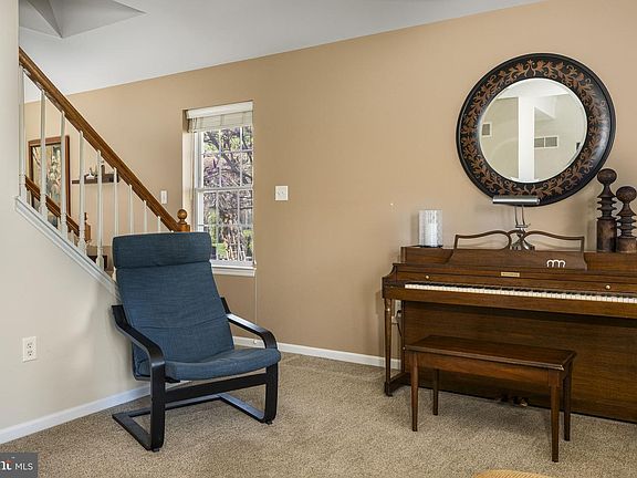 4th image of 218 Cambridge Ln