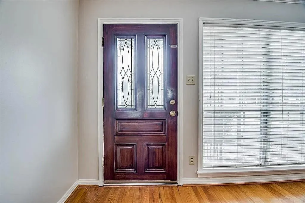 3 bed, 2.0 bath, 1929 sqft, $2,600 — Photo 3