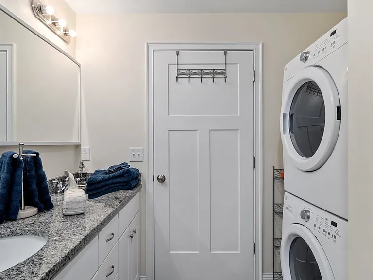 128 Ashworth Ave #204 — Photo 5