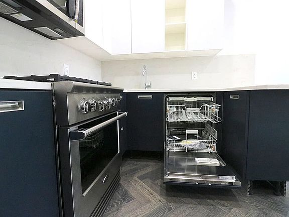4th image of 1533 Pacific St #1B