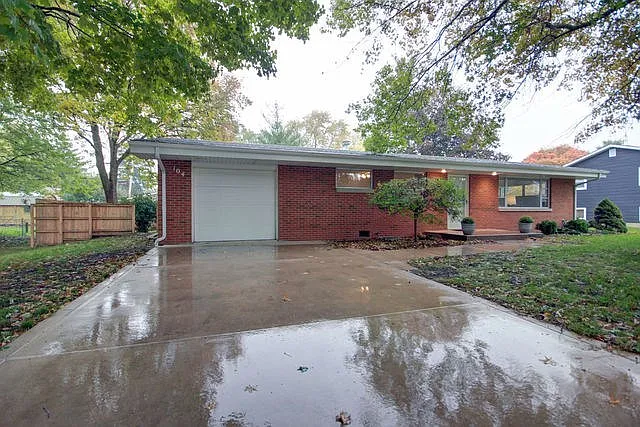 104 W Douglas St photo 1